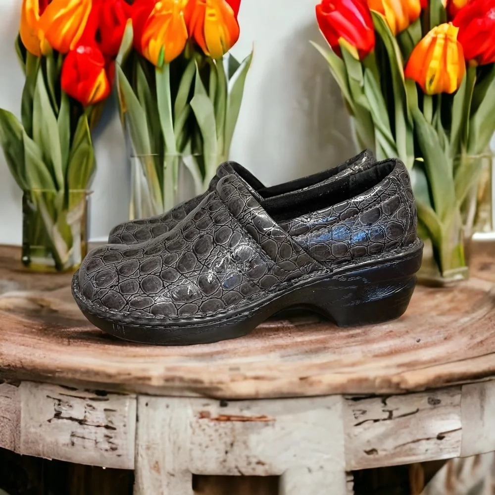 B.O.C Born Comfort Womens Size US 7 Clogs Shoes Embossed Croc Reptile Grey boc